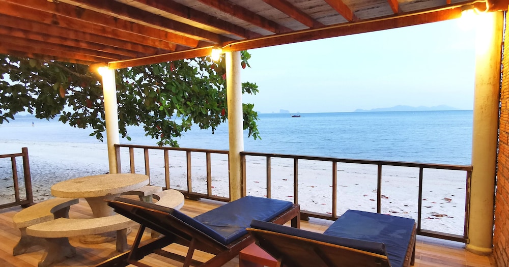 Beachfront Family Suite photo 3