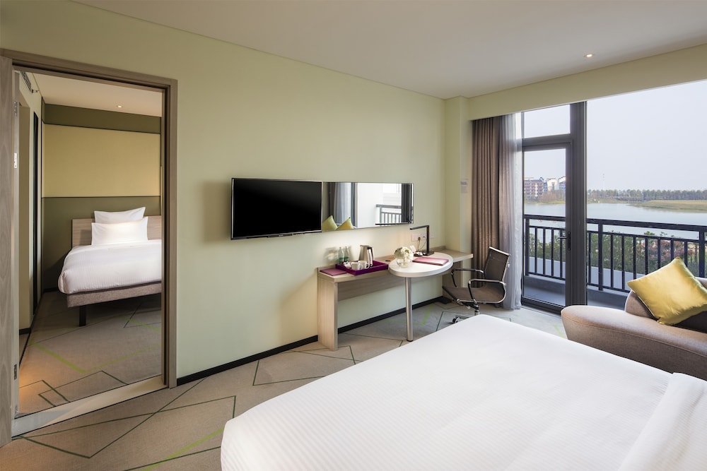 Deluxe Room, 2 Twin Beds, Lake View