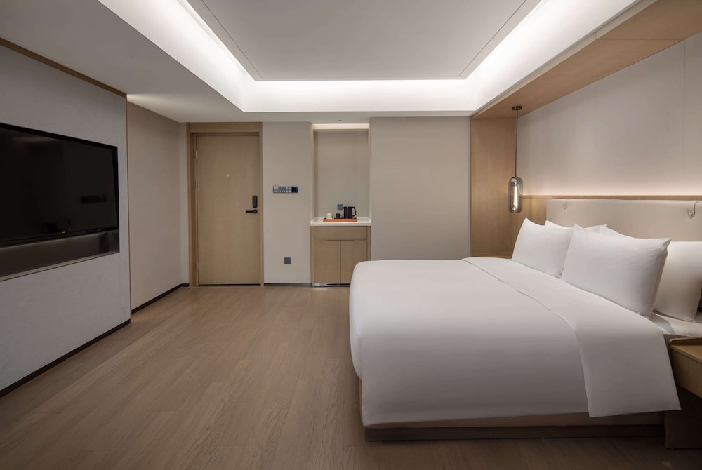 Deluxe Room, 1 King Bed, Non Smoking photo 1