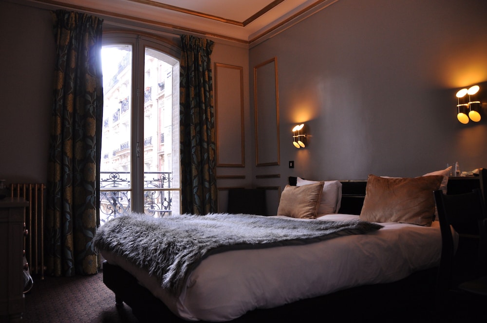 Superior Double Room thumbnail 6