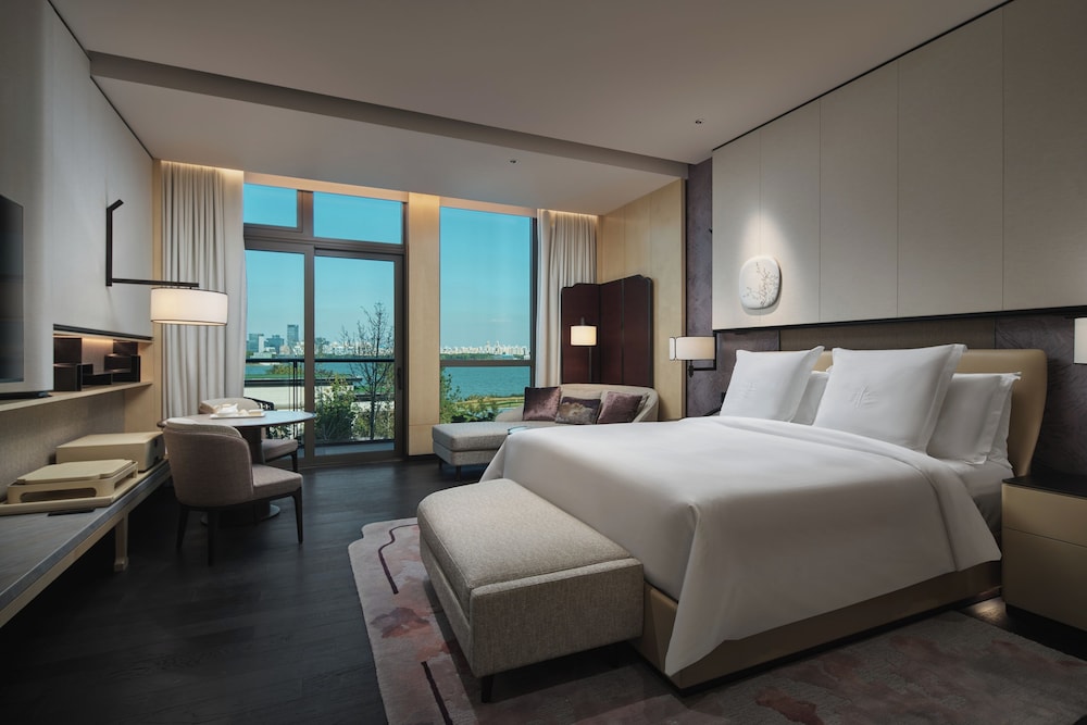Premier Room, 1 King Bed, Non Smoking, Lake View