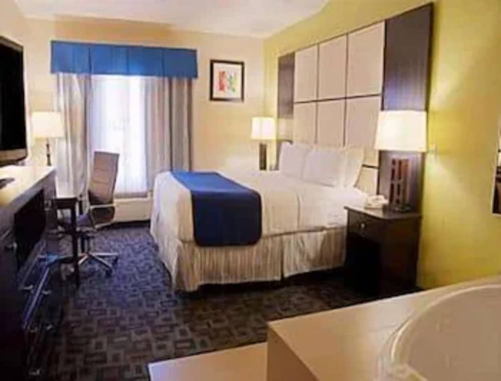 Deluxe Room, 1 King Bed, Non Smoking - Photo 3