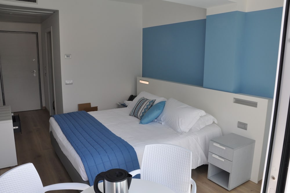 Superior Double or Twin Room, Lake View photo 2
