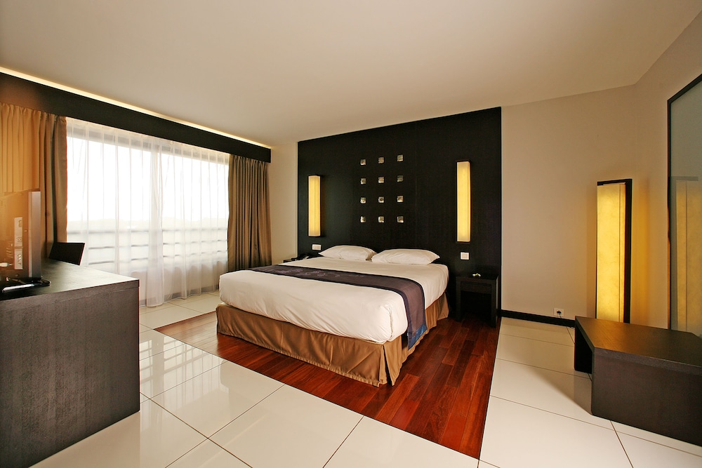 Junior Suite, 1 Bedroom, Street Side photo 2