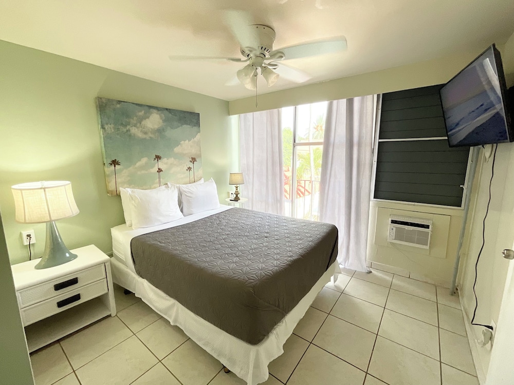 Business Suite, 1 Queen Bed, Kitchenette, Courtyard View photo 2