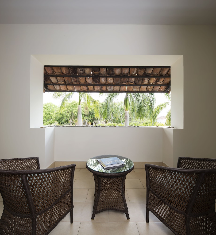 Deluxe Room, 1 King Bed, Resort View - Photo 9
