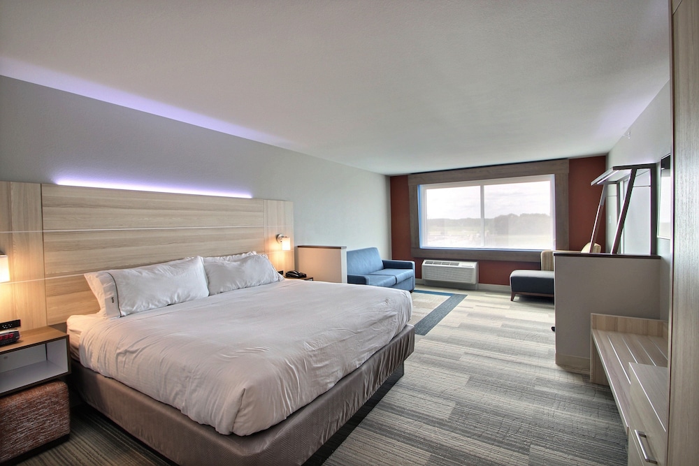 Suite, 1 King Bed with Sofa bed, Accessible (Communications) photo 3