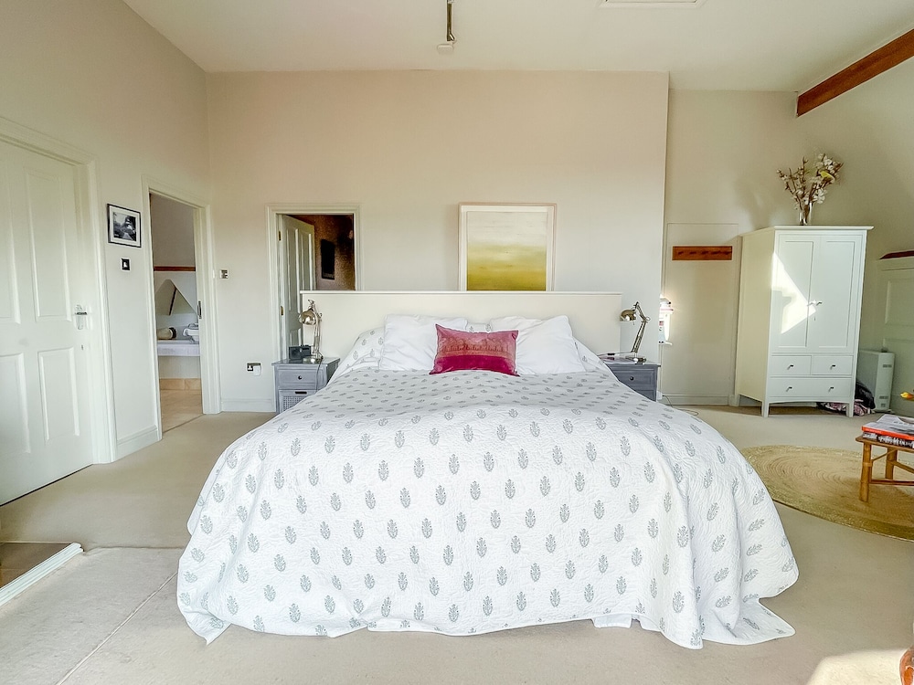 Luxury Suite, Ensuite photo 3