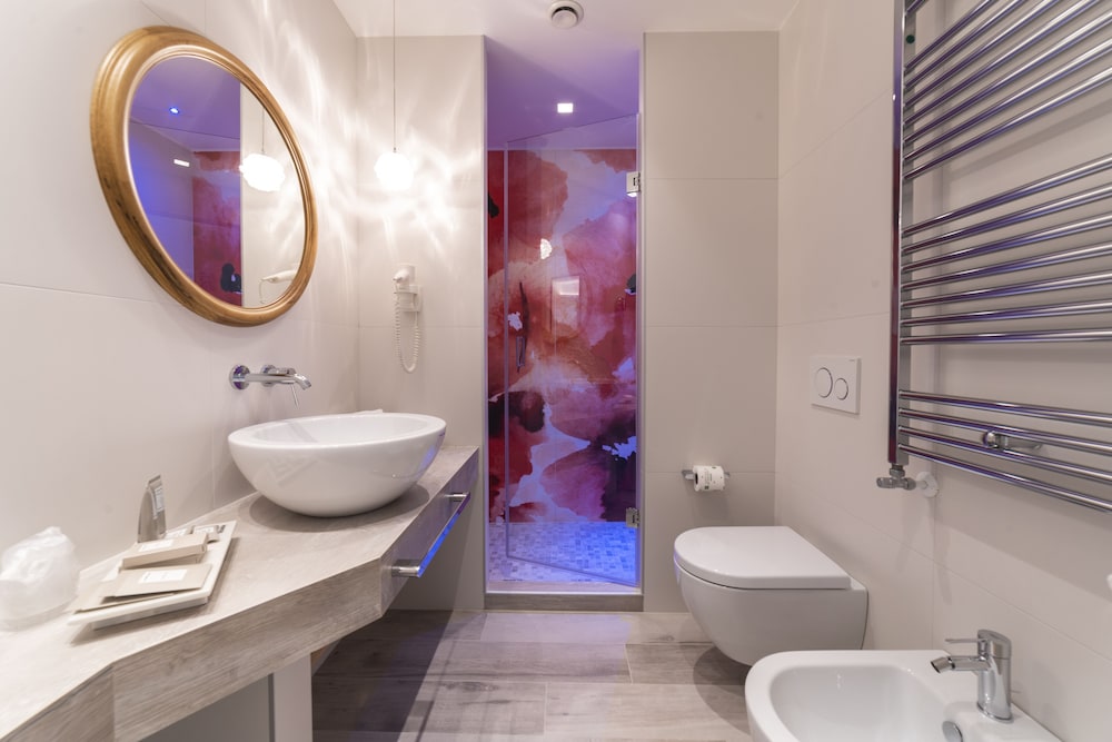 Standard Double or Twin Room - Photo 9