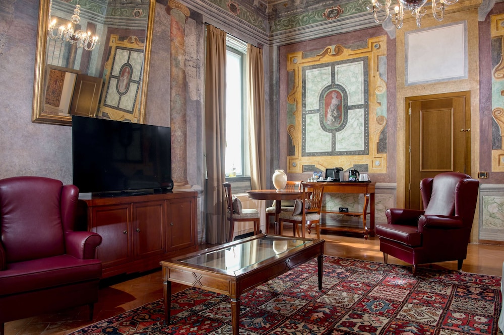 Suite, 1 King Bed (Delia)