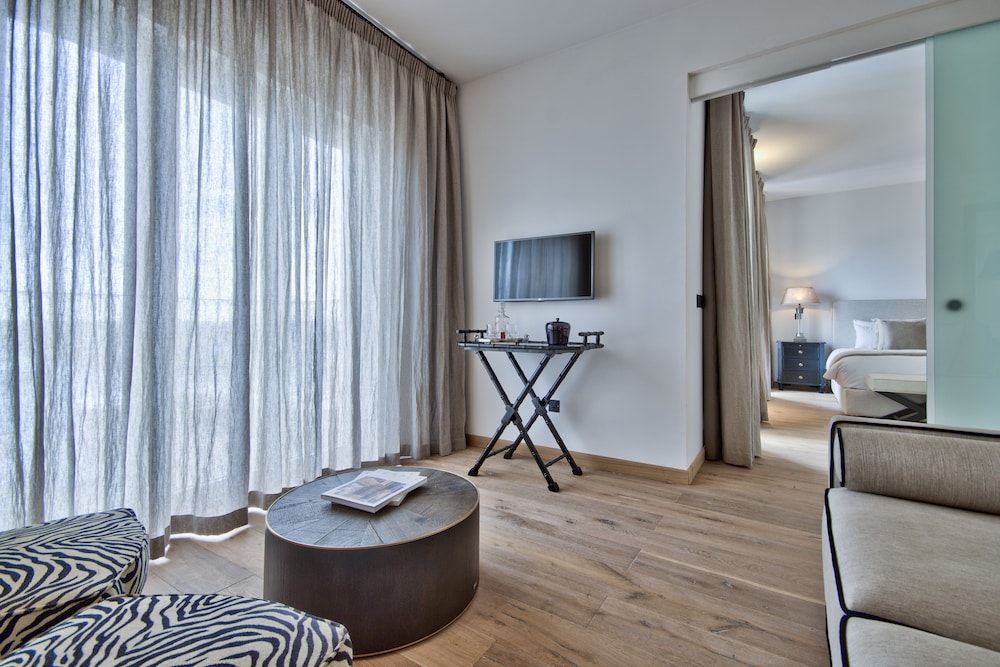 Luxury Penthouse, 1 King Bed, Harbor View, Sea Facing photo 2