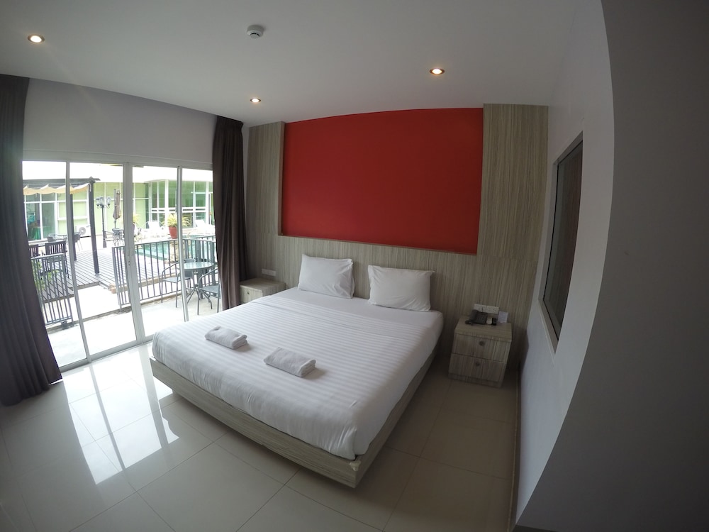 Deluxe Room, Pool Access photo 1