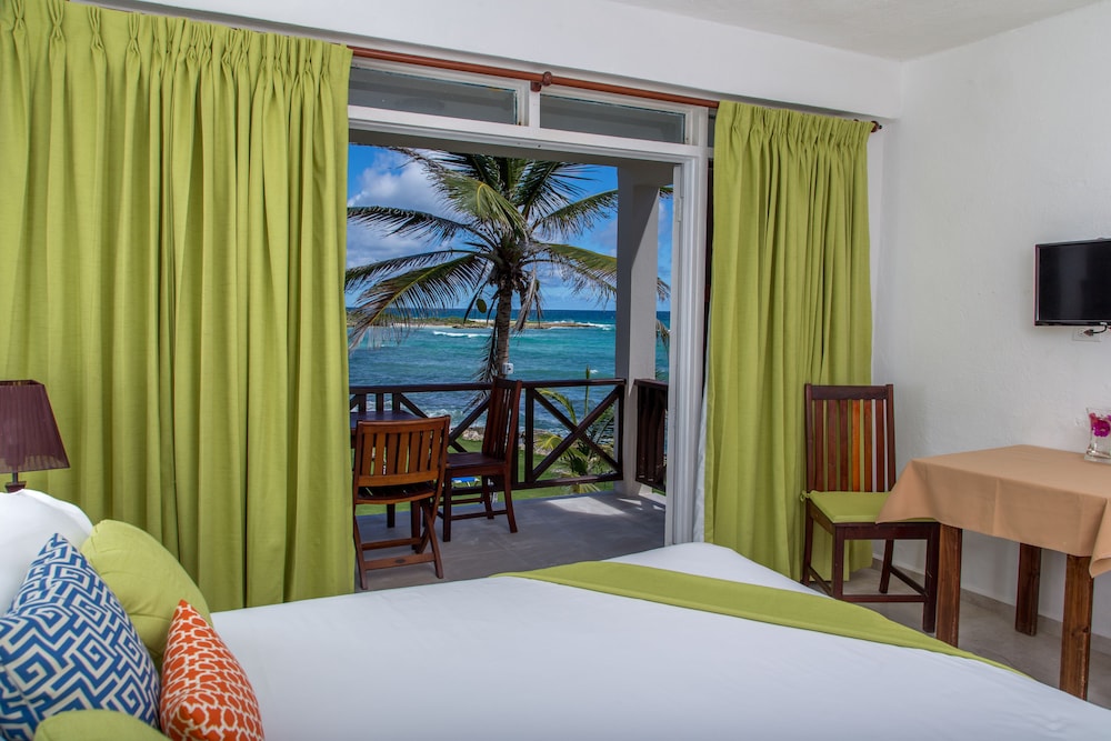 Signature Studio, 1 Queen Bed, Ocean View photo 2