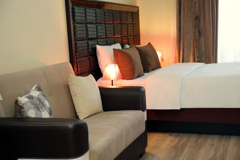 Junior Studio Suite, 1 Queen Bed with Sofa bed, Balcony photo 2