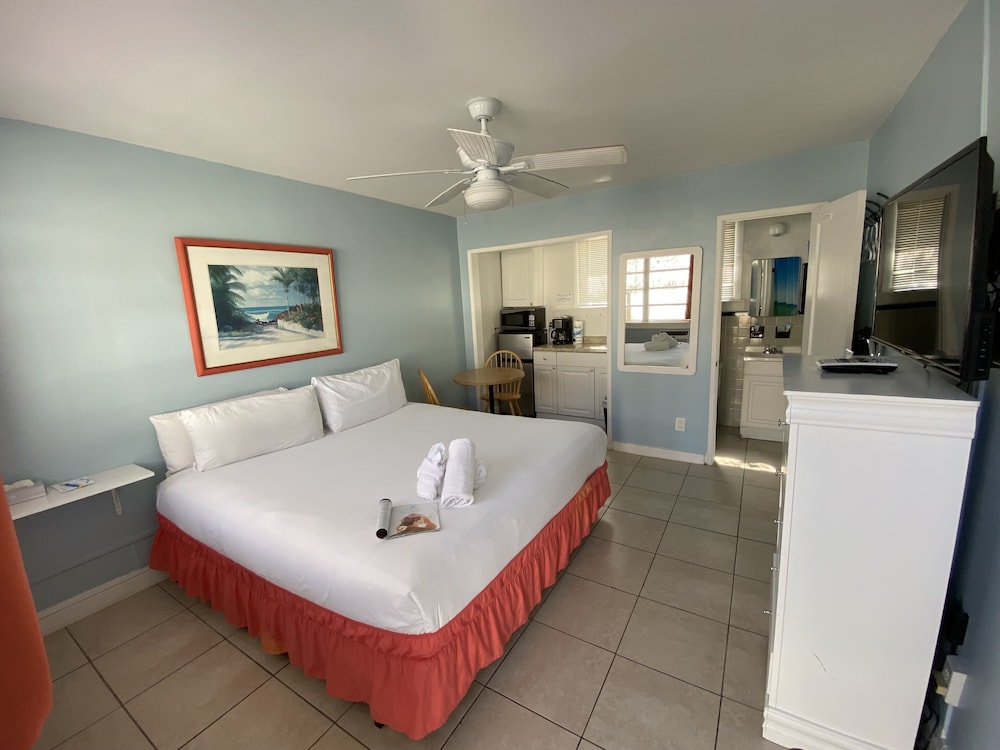 Superior Studio, 1 King Bed, Kitchenette, Courtyard Area photo 3