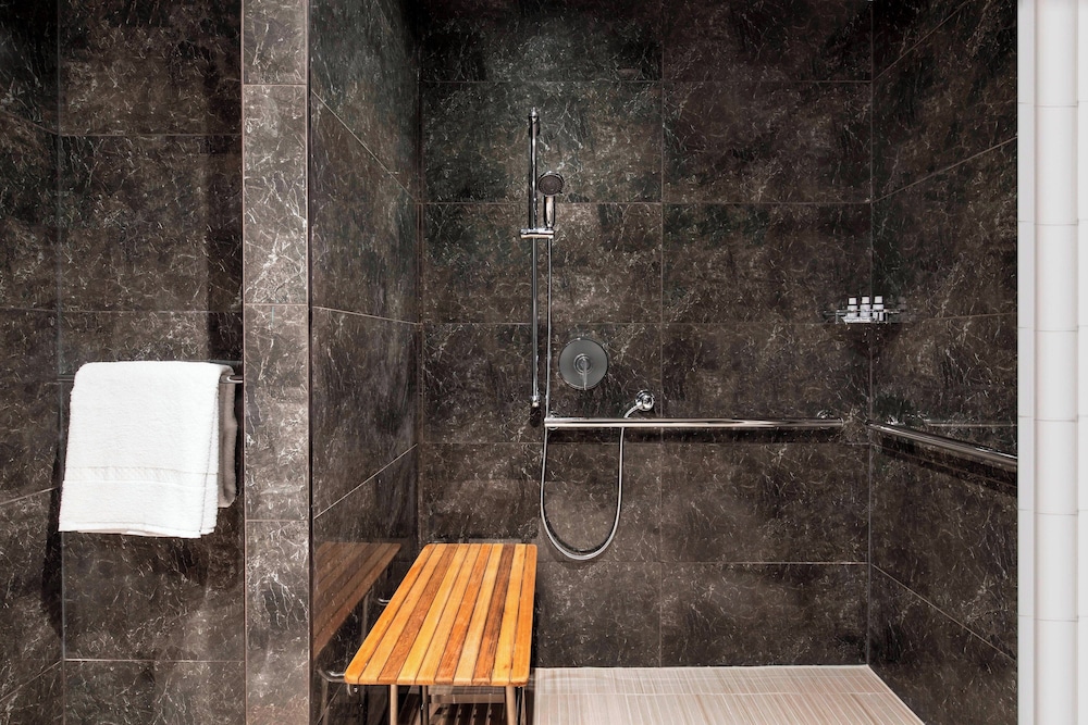 Room, 1 King Bed, River View (Mobility Accessible, Roll-In Shower) thumbnail 6