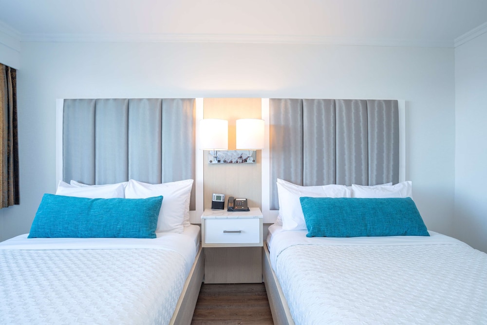 Family Suite, 2 Queen Beds, Non Smoking, Refrigerator (with Sofabed) - Photo 4