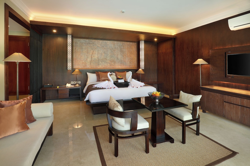 Suite, Balcony, Pool View - Photo 3
