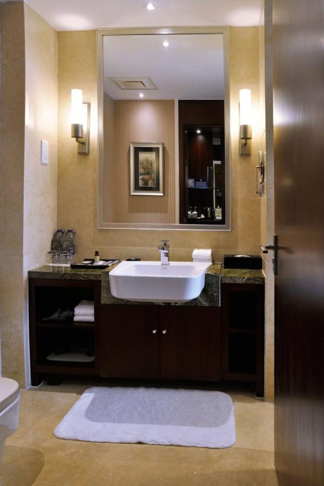 Exclusive Suite, Lounge Access,  1 King Size Bedroom and 1 Living Room, High Floor - Photo 4