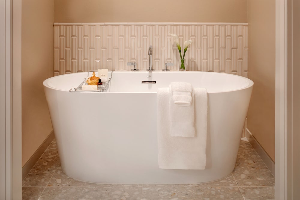 Privado One Bedroom Suite 1 King- 850sf 79sm Patio or balcony, gas fireplace, soaking bathtub photo 2