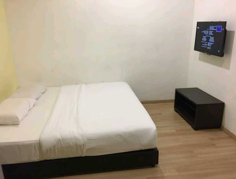 Deluxe Room, 1 Queen Bed, No Windows photo 1