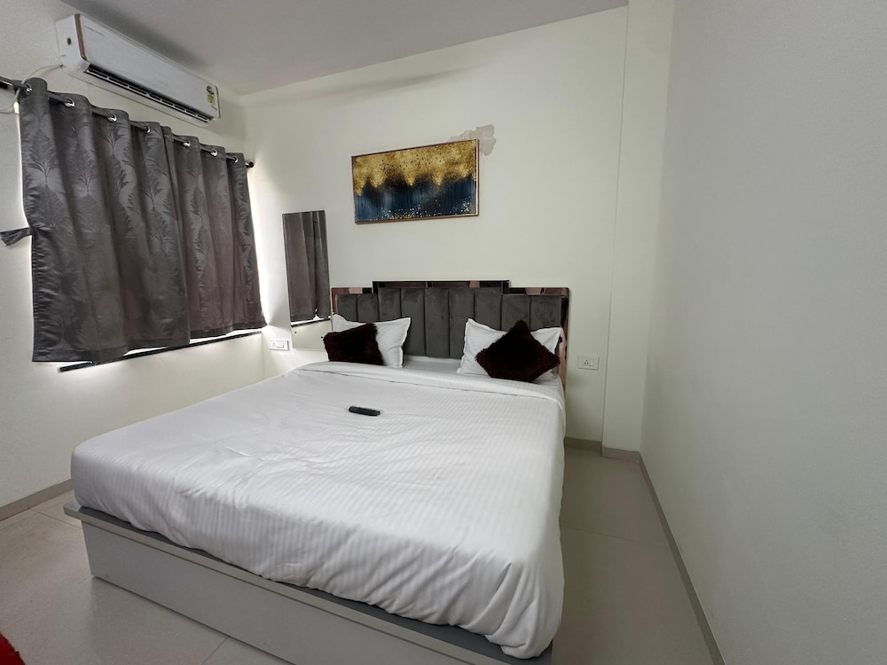 Deluxe Room, City View - Photo 5