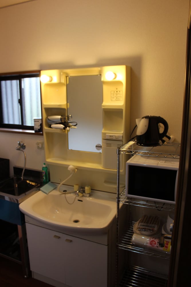 Deluxe Family Room, Non Smoking, Shared Bathroom photo 3