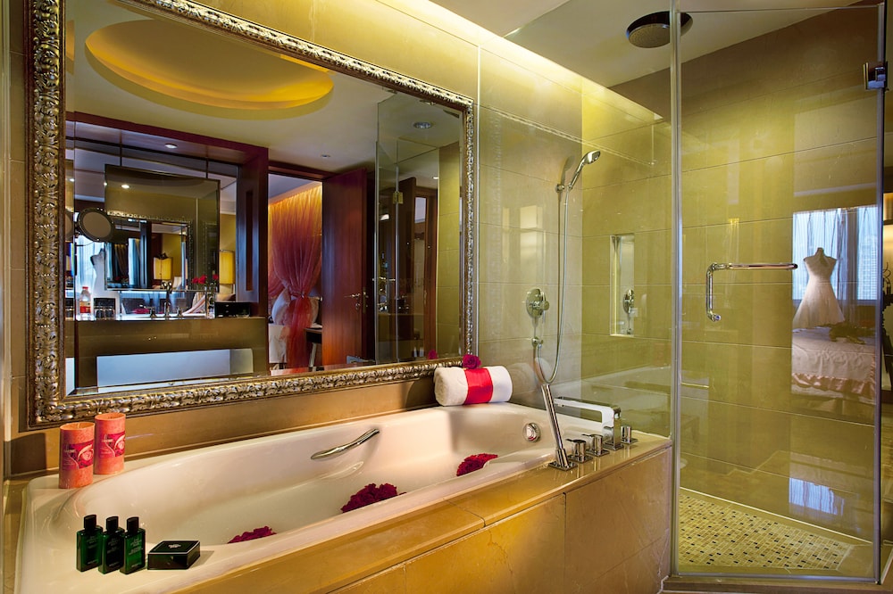 Club Suite, 1 King Bed, Club Lounge Access, Golf View (Prestige) - Photo 4