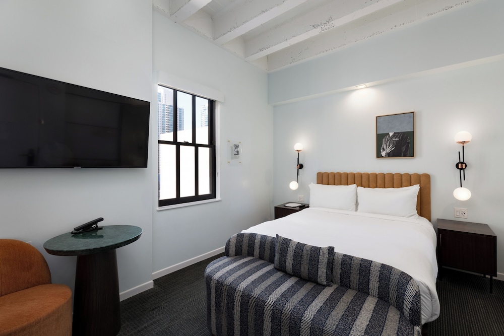 Cozy Courtyard King, 1 King Bed, Courtyard View (Hearing Accessible) photo 1