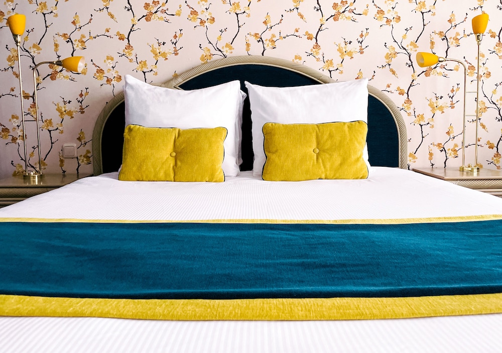 Deluxe Room, 1 Queen Bed photo 3