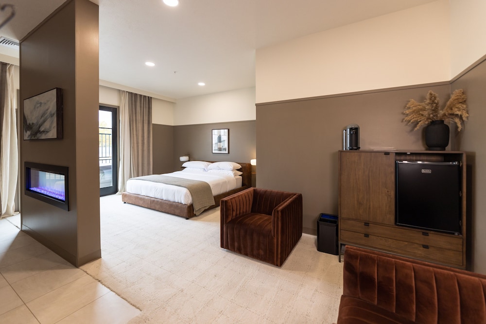 Exclusive Suite, 1 King Bed, Hot Tub - Photo 1