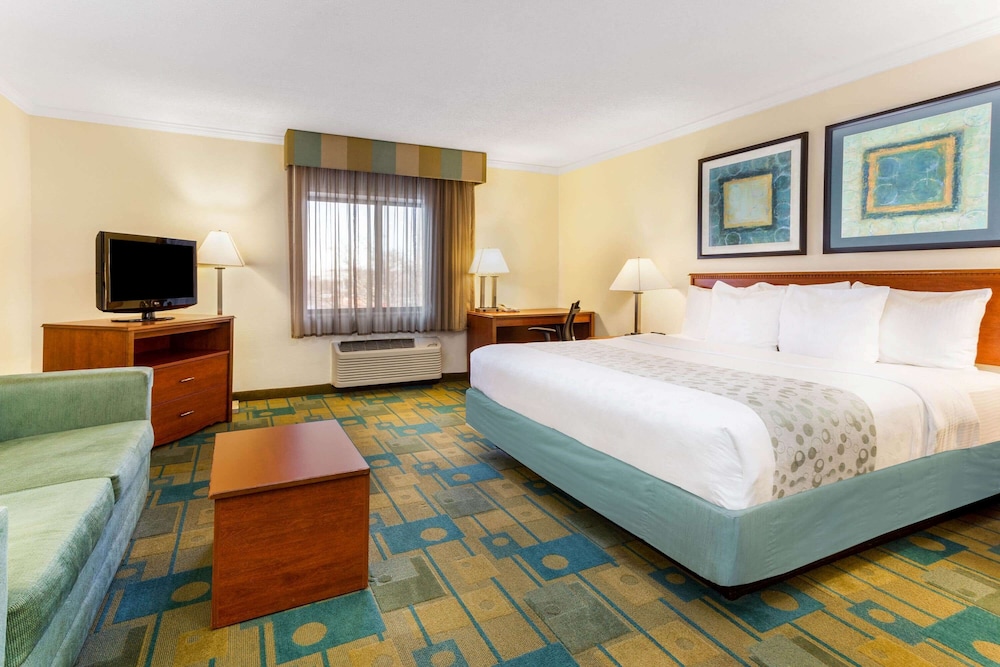 Deluxe Room, 1 King Bed photo 3