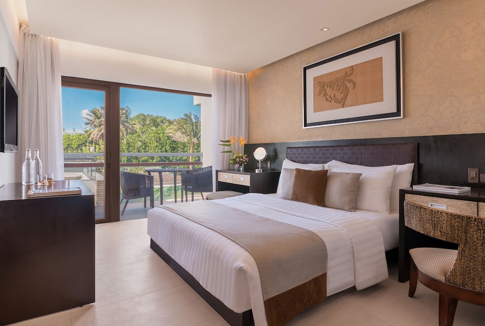 Deluxe Room, 1 King Bed photo 1
