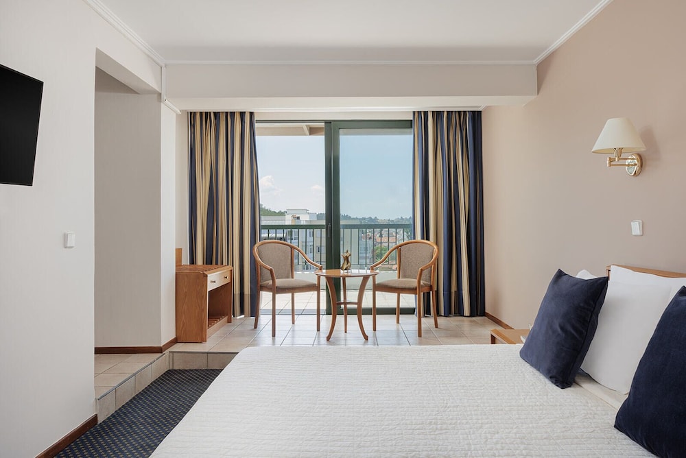 Deluxe Room, Multiple Beds, Partial Sea View photo 2