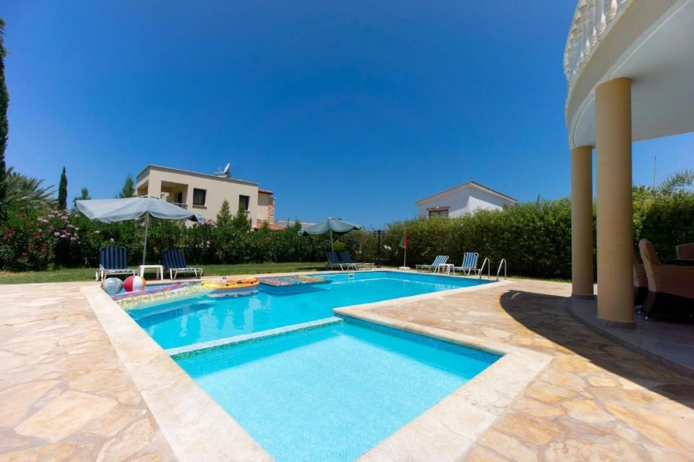 Villa photo 2