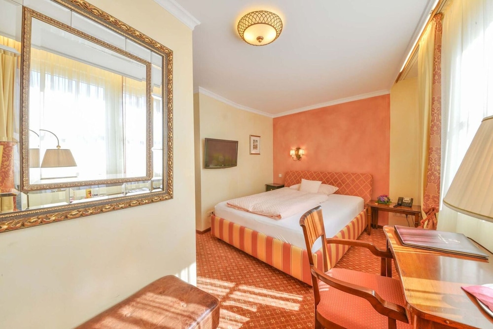 Single Room (grand lit) photo 2