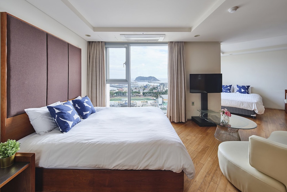 Blue Royal Family Suite - Max 6, No Cooking, Tower Parking, Carpet Floor