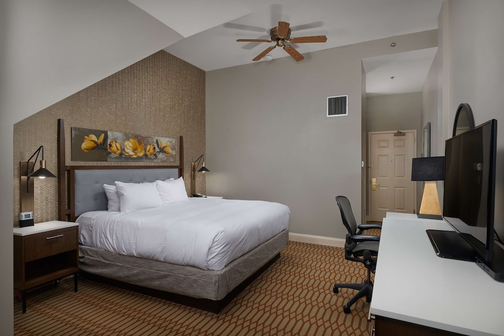 Room, 1 King Bed - Photo 3