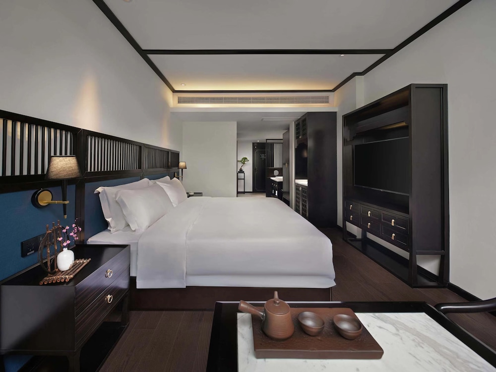 Basic Double Room, 1 King Bed, Courtyard View