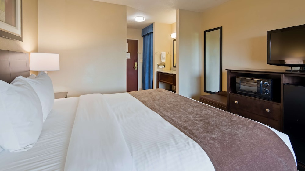 Standard Room, 1 King Bed, Bathtub, River View - Photo 4
