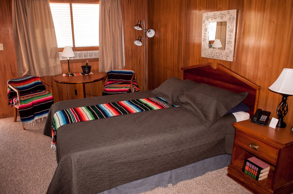 Classic Room, 1 Queen Bed, Refrigerator & Microwave