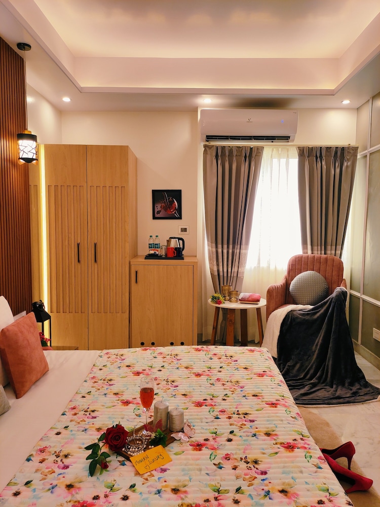 Premier room with European Style decor & City View photo 2