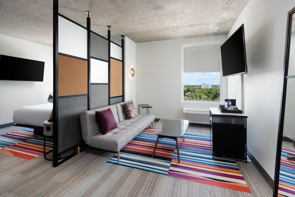 Breezy, Suite, 1 King Bed, Balcony, City View