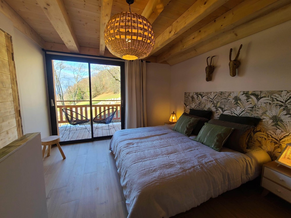 Superior Chalet, Lake View