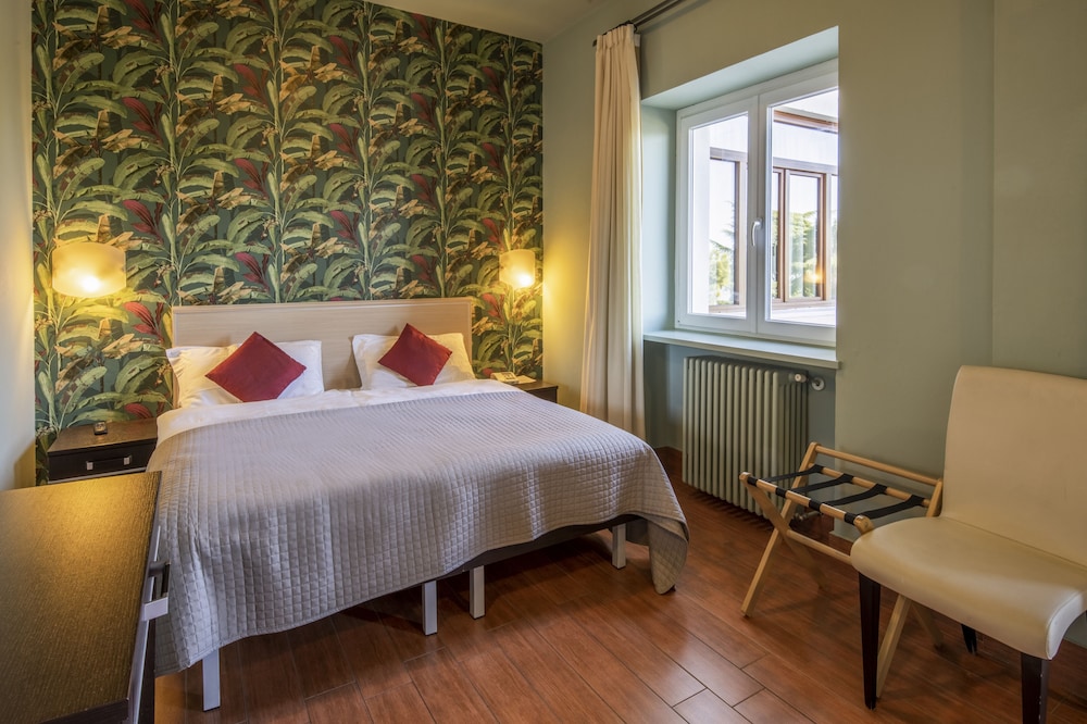Superior Double or Twin Room, Balcony, Partial Lake View photo 2