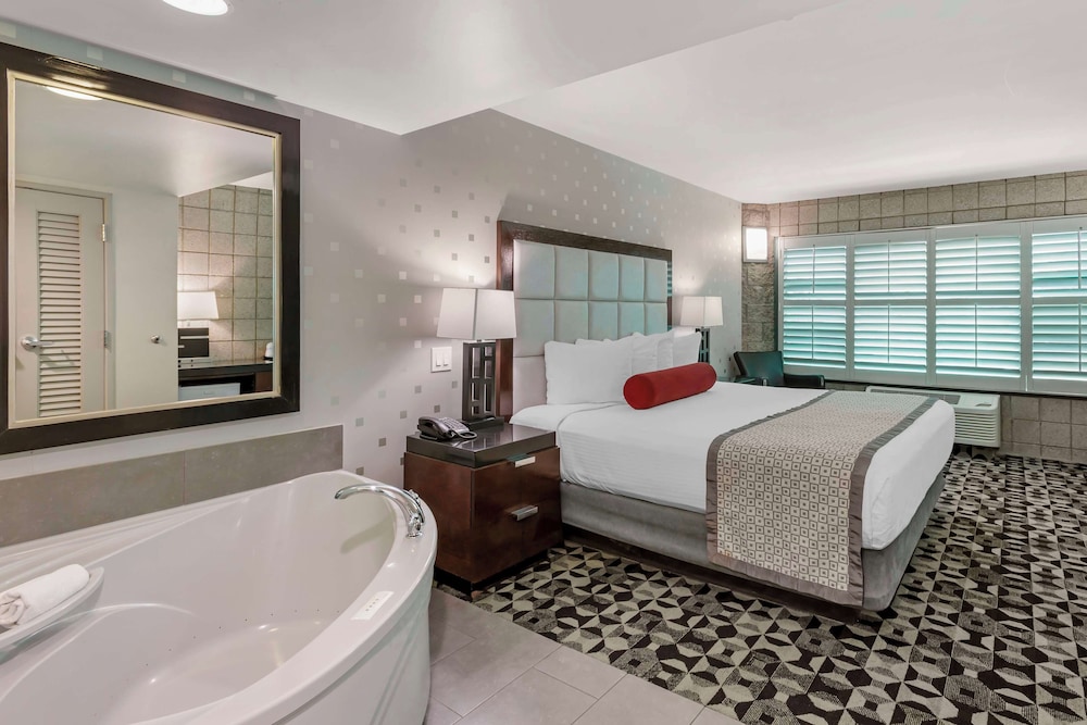 Suite, 1 King Bed, Jetted Tub - Photo 1