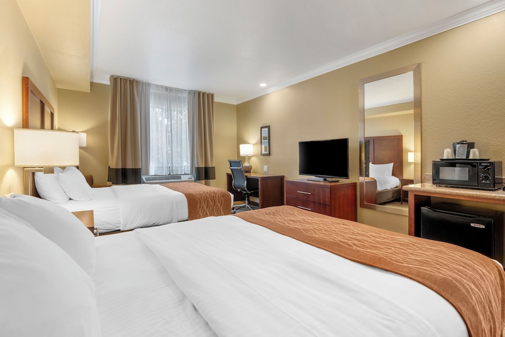 Standard Room, 2 Queen Beds, Non Smoking - Photo 6