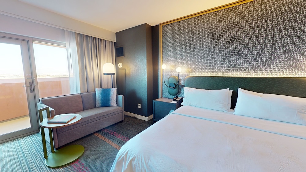 Premium Room, 1 King Bed (Mobility Accessible, Roll-in Shower) - Photo 5
