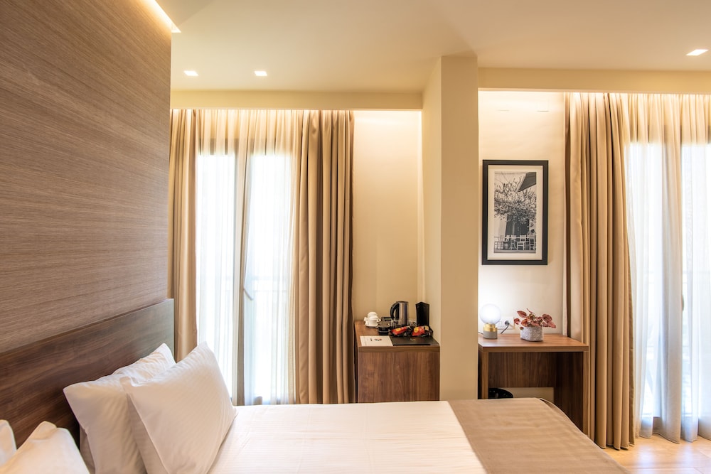 Superior Room with Balcony and City View thumbnail 5