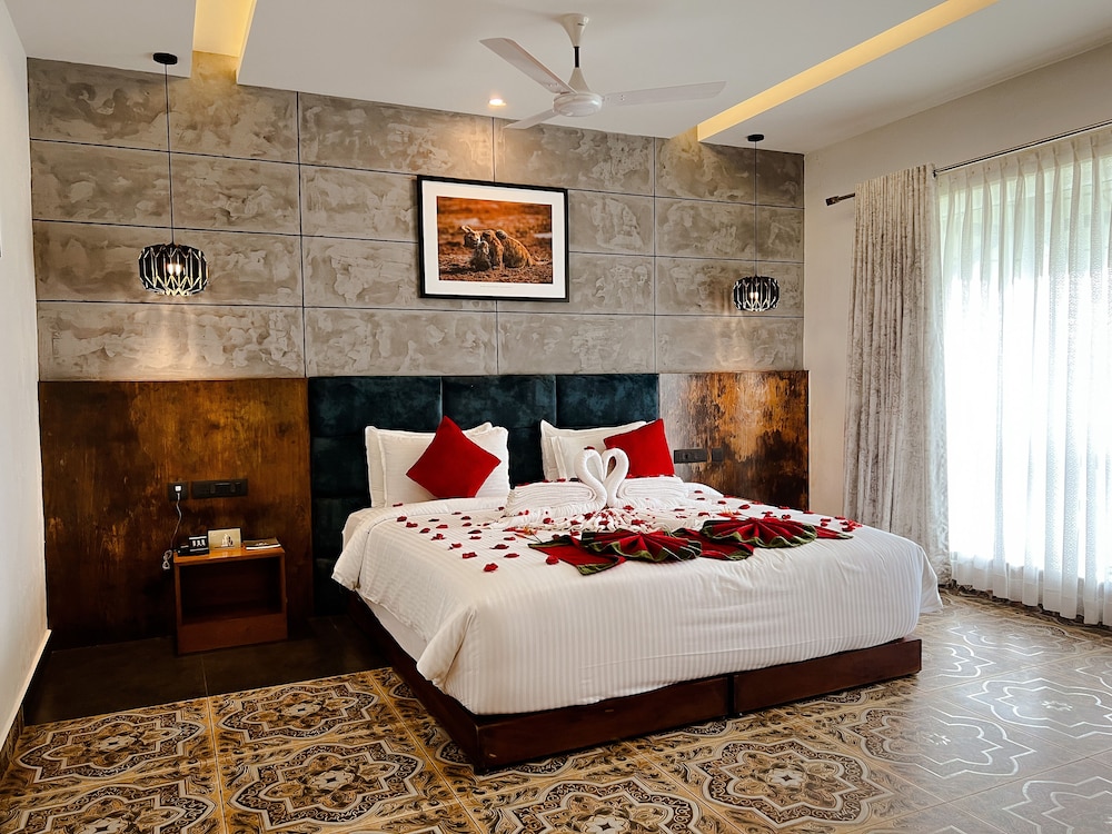 Honeymoon Cottage with Jacuzzi - Photo 11